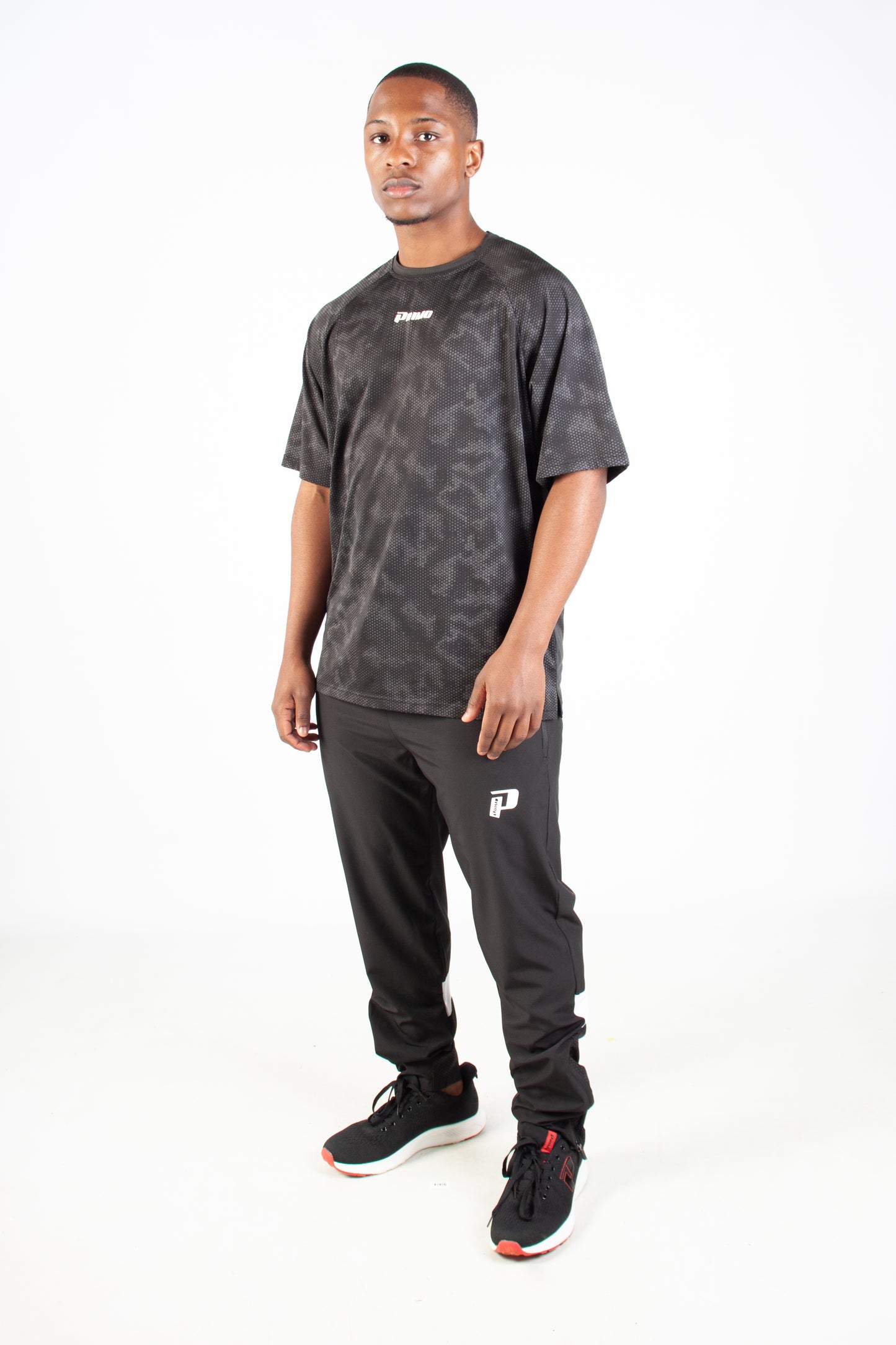 BLACK ENDLESS DOTTED ACTIVE T-SHIRT
